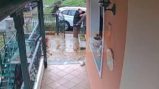 Η στιγμή που γυναίκα αγκαλιάζει ηλικιωμένο και του αρπάζει την αλυσίδα στα Γρεβενά, η σπείρα είχε... πτυχίο στο να ανοίγει σπίτια και να σηκώνει ΙΧ
