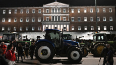 Παρατεταγμένα τα τρακτέρ έξω από τη Βουλή, στο Σύνταγμα θα διανυκτερεύσουν οι αγρότες