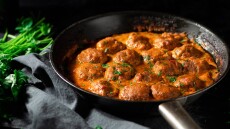 Αρωματικά κεφτεδάκια με κρέμα φέτας και γραβιέρα
