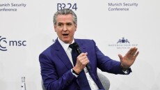 Επίθεση Νιούσομ στον Τραμπ από το Μόναχο: Είναι ο πιο καταστροφικός πρόεδρος όλων των εποχών