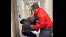 «Μη μου το βάζεις στο πρόσωπο»: Καθηγητής του Πανεπιστημίου του Οχάιο αρπάζει και πετά στο έδαφος έναν δημοσιογράφο, δείτε το βίντεο