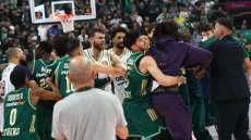 Παραλίγο σύρραξη στο ΟΑΚΑ μετά το δραματικό φινάλε στο Παναθηναϊκός-Φενέρ: Επεισόδιο ανάμεσα σε Λεσόρ και Μπάλντουιν, δείτε βίντεο