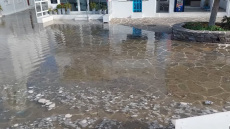 Η θάλασσα βγήκε στη στεριά στην Πάρο: Πλημμύρισε η κεντρική πλατεία στην Παροικιά, βίντεο και φωτογραφίες