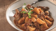 Χοιρινό με πατάτες γιαχνί
