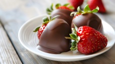 Φτιάχνουμε πανεύκολα τέλειες φράουλες με σοκολάτα στο σπίτι