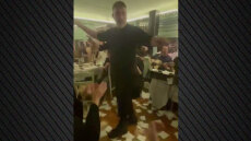 Βασίλης Μπισμπίκης: Το ζεϊμπέκικο με τον πρώην βουλευτή, Θάνο Μωραΐτη, υπό τους ήχους του Τσιτσάνη 