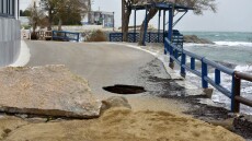 Κατέρρευσε τμήμα του δρόμου στον Άγιο Προκόπιο της Νάξου, δείτε βίντεο και φωτογραφίες