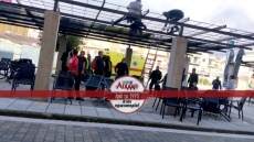 Εργατικό ατύχημα στην πλατεία Μεσολογγίου, άνδρας γλίστρησε και χτύπησε το κεφάλι του σε σιδερένια πέργκολα