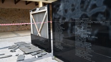 «Δεν έχουν ξαναγίνει τέτοιοι βανδαλισμοί» λένε στην Καισαριανή μετά τις φθορές στο μνημείο για τους 200 που εκτελέστηκαν στο Σκοπευτήριο