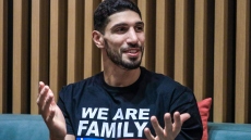 Στην Ελλάδα ο Τούρκος μπασκετμπολίστας Ενές Καντέρ: Σήμερα η παρουσίαση του βιβλίου του «Στο Όνομα της Ελευθερίας»