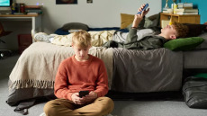 Γεμάτοι στρες οι σημερινοί έφηβοι – Βοηθά πολύ εάν «ξεκολλήσουν» από τις οθόνες
