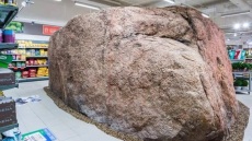 Εσθονία: Σούπερ μάρκετ «χτίστηκε» γύρω από έναν παγετωνικό βράχο 10.000 ετών