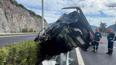 Αυτοκίνητο προσέκρουσε σε μεταλλικές μπάρες στην Εθνική Οδό Τρίπολης – Κορίνθου και ανετράπη, φωτογραφίες