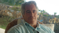 Ο Επστάιν και οι... ανεντιμότατοι φίλοι του: Τα αρχεία αποκάλυψαν ένα σεξουαλικό κτήνος που ικανοποιούσε τα βίτσια του, πουλώντας εκδούλευση σε μια ανεξέλεγκτη ελίτ