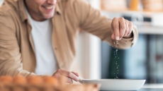 Τι συμβαίνει στον εγκέφαλο όταν τρώμε πολύ αλάτι για μήνες; Μελέτη απαντά