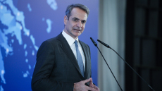 Ο Μητσοτάκης θέτει τα διλήμματα της κάλπης του 2027: Τα καρφιά στην αντιπολίτευση και η απάντηση στους «πρώην»