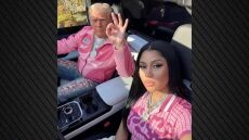 Η Νίκι Μινάζ ανέβασε φωτογραφίες AI με τον Ντόναλντ Τραμπ φορώντας ασορτί ροζ ρούχα και προκάλεσε αντιδράσεις