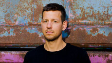 Εξαγριωμένοι θεατές πήγαν να λιντσάρουν ηθοποιό στη Γερμανία σε παράσταση, έπαιζε τον ακροδεξιό