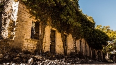 Το ιστορικό χωριό της Ελλάδας που «καταπίνει» η φύση, δείτε βίντεο