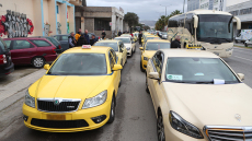 Σε εξέλιξη η οχηματοπορεία των οδηγών ταξί, κατευθύνονται από τη λεωφόρο Αθηνών προς το υπουργείο Μεταφορών