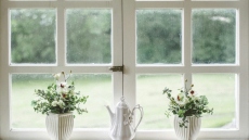 Γιατί πρέπει να ανοίγουμε τα παράθυρα και τον χειμώνα για να αερίζεται το σπίτι, το γερμανικό «luften» που ωφελεί την υγεία