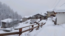 Σε κατάσταση συναγερμού οι Άλπεις υπό τον κίνδυνο χιονοστιβάδων: Εκκενώνονται χωρία σε Ιταλία και Ελβετία