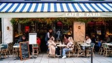 
6 στάσεις για καλό καφέ στο Παρίσι: Οι ωραιότεροι χώροι και τα κορυφαία χαρμάνια
