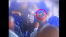 Ένας 13χρονος βάζει φωτιά στα μαλλιά μιας ανυποψίαστης γυναίκας μέσα σε λεωφορείο στο Ισραήλ, δείτε βίντεο