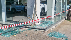 Επεισοδιακή καταδίωξη στο Αιγάλεω: 21χρονος κατέληξε στη τζαμαρία αντιπροσωπείας αυτοκινήτων