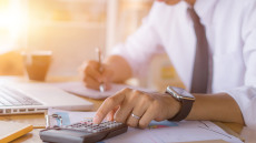 Ληξιπρόθεσμες οφειλές: Το κράτος ζητά συνέπεια αλλά... χρωστά €3,2 δισ. - Σταθερά ψηλά νοσοκομεία, ασφαλιστικά ταμεία και δήμοι