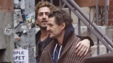 «Οργιάζουν» οι φήμες για τη σεξουαλικότητα του Πέδρο Πασκάλ: Οι τρυφερές αγκαλιές με τον πρώην σύντροφο του Λουκ Έβανς