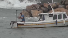 Στιγμές αγωνίας στην Αστυπάλαια με ψαρά που πάλεψε με τα κύματα και τα 10 μποφόρ για να σώσει το καΐκι του, δείτε βίντεο 
