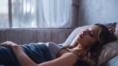 Ύπνος με ανοιχτή ή κλειστή πόρτα τη νύχτα: Οι ειδικοί απαντούν