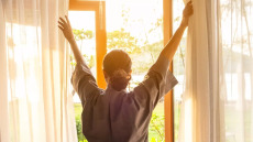 Ανοίξτε όλα τα παράθυρα του σπιτιού για 10′ ακόμη και στο κρύο – Τι είναι ο «αερισμός σοκ» και πώς μας ωφελεί
