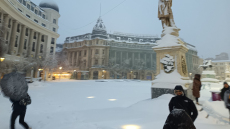 Κόκκινος συναγερμός στη Ρουμανία: Δρόμοι κλειστοί και αεροπλάνα καθηλωμένα λόγω ισχυρών χιονοπτώσεων 