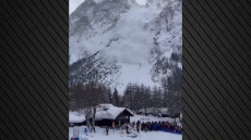 Η στιγμή που χιονοστιβάδα κατεβαίνει πλαγιά βουνού στην Ιταλία και σκιέρ γλιτώνουν την τελευταία στιγμή