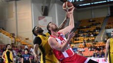 Νέο πρόβλημα για τον Ολυμπιακό: Ενοχλήσεις στον αντίχειρα  ο Μιλουτίνοφ μετά από μονομαχία στο παιχνίδι με το Μαρούσι, βίντεο 