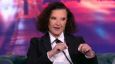 Άννα Μπιθικώτση: Με το ίδιο μαντήλι που σκούπισα το τελευταίο δάκρυ του πατέρα μου, άγγιξα και τα δάκρυα της μητέρας μου πριν πεθάνει