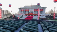 Ο Κιμ Γιονγκ Ουν παρουσίασε νέο πυρηνικά ικανό σύστημα πολλαπλών εκτοξευτών 
