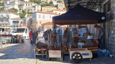 Εγκατέστησαν σύστημα για τεχνητή βροχή στο λιμάνι της Ύδρας για την ταινία του Μπραντ Πιτ, έως αύριο στο νησί ο ηθοποιός - Δείτε φωτογραφίες