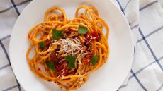 Γεύσεις που θυμόμαστε πάντα: λεμονάτο με πατάτες τηγανιτές, πίτσα ταψιού και σπαγγέτι αματριτσιάνα