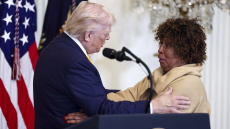 «Τον αγαπώ, αφήστε τον ήσυχο, μην τον λέτε ρατσιστή»: Αφροαμερικανή υπερασπίστηκε τον Τραμπ και αποθεώθηκε στον Λευκό Οίκο, δείτε βίντεο
