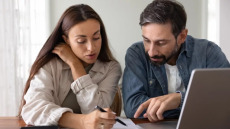 Δυσκολεύεστε να πληρώσετε τα ασφάλιστρα; Ποιες επιλογές έχετε πριν τη διακοπή του συμβολαίου