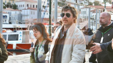 Χαλαρός και χαμογελαστός ο Μπράντ Πιτ στην Ύδρα για τη νέα του ταινία, δείτε βίντεο και φωτογραφίες