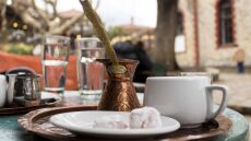 Ο ελληνικός καφές επιστρέφει: η γεύση της νοσταλγίας στο φλιτζάνι