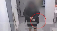 Ο Βούλγαρος δολοφόνος κάνει βόλτες μαζί με τον αρχιφύλακα λίγο πριν σκοτώσει τον ισοβίτη στις φυλακές Δομοκού: Δείτε βίντεο ντοκουμέντο 