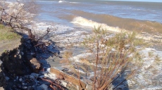 Η θάλασσα βγήκε στη στεριά και «κατάπιε» αυλές και σπίτια σε παραλιακό οικισμό της Λάρισας, δείτε βίντεο