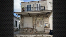 Το παλιό Ultrex και η Ύδρα του 1970: Μέσα στο σκηνικό φαρμακείου όπου θα γυριστεί μία σκηνή της ταινίας του Μπραντ Πιτ