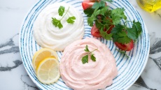 Ροζ ή λευκός ταραμάς; Οι διαφορές τους και ποιον επιλέγουμε (+συνταγές)
