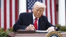 Άμεση ανάλυση: Τι είναι οι νόμοι 122 και 301 που επικαλείται ο Τραμπ, για να παρακάμψει το Ανώτατο δικαστήριο για τους δασμούς
